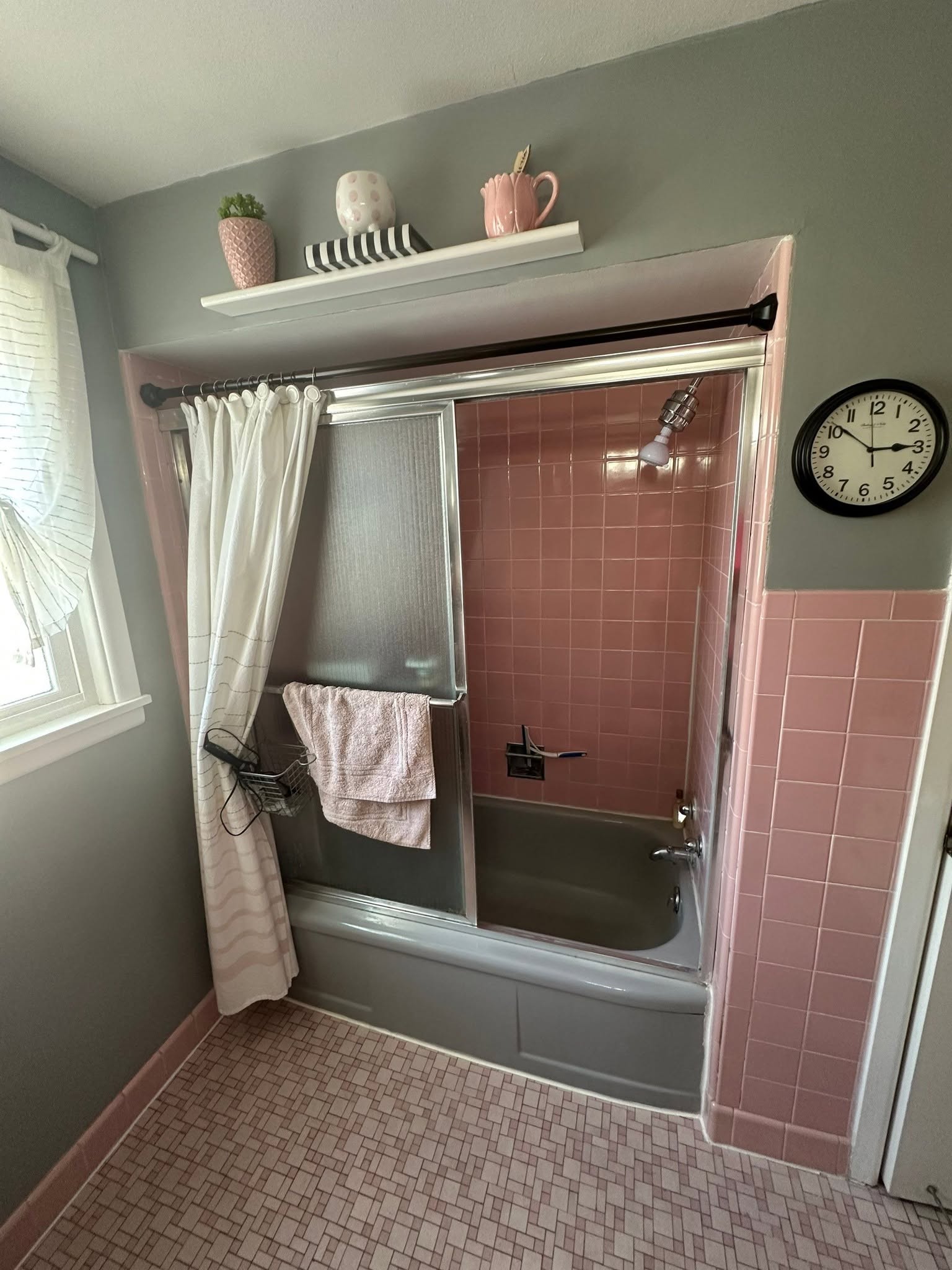 Dated bathroom before the remodel